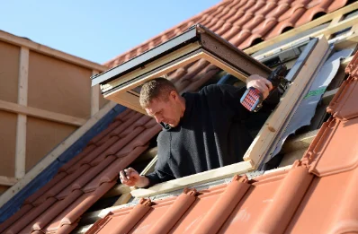 Pose de fenêtres de toit Velux à Crouzilles